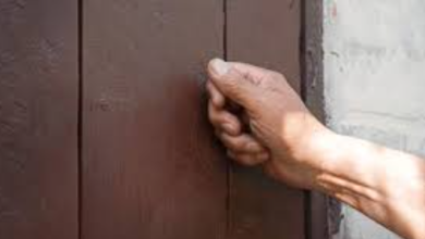 Photo of My Family Left Me Alone on a Holiday – Until One Knock Turned the Night Upside Down