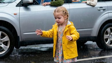 Photo of At pickup, my parents took my sister’s children and refused my daughter a ride. When she reached the car, my mother told her to walk home despite the heavy rain. My six-year-old begged, but they drove away, leaving her drenched and in tears.