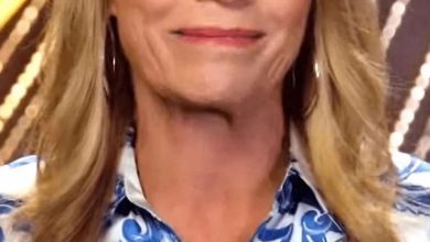 Photo of Vanna White bids an emotional farewell to Pat Sajak ahead of his final show