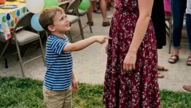 Photo of My 4-Year-Old Pointed at My Best Friend and Giggled, ‘Dad’s There’ – I Laughed Until I Saw What He Was Pointing At