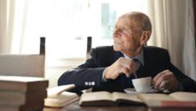 Photo of An Elderly Teacher Paid for a Freezing Boy’s Meal — The Boy Repaid Him Seven Years Later