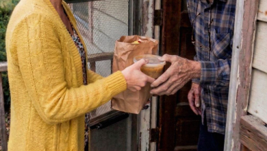 Photo of I Spent Years Cooking Dinner for the Loneliest, Meanest 80-Year-Old Man on My Street – When He Passed Away, His Will Left Me and His 3 Children Speechless