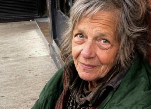 I Bought Pizza and Tea for a Homeless Grandma on My Way to Meet My Fiancée’s Parents – 3 Hours Later, She Sat Near Me in Business Class